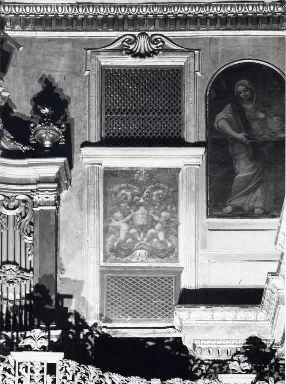 cherubini e motivi decorativi a volute floreali e vaso centrale (decorazione pla